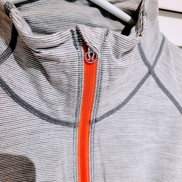 Lululemon RARE Run: Wild 1/2 Zip | White & Grey | floral lace | 6 - Picture 8 of 13